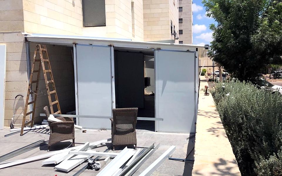 הרכבת מבנה אלומיניום ודלתות הזזה בחצר