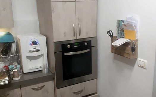 תנור בילט-אין שהותקן בארון מטבח