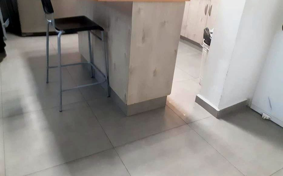 אי מטבח עם כיסא בר אחרי הרכבה
