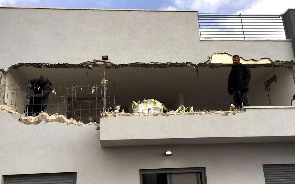 עבודה בחזית בניין: פתיחת מעקה מרפסת